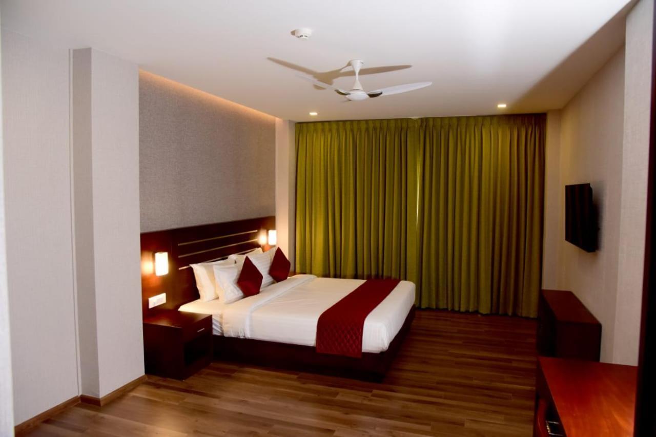 Hotel Emerald Palace Kottiyam Esterno foto