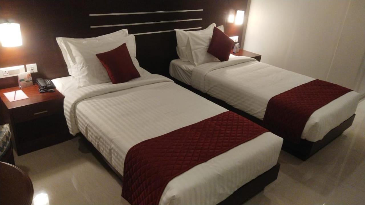 Hotel Emerald Palace Kottiyam Esterno foto